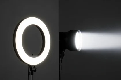 Equipamento de iluminação de estúdio montado com difusor sobre a cena