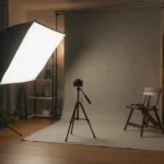 Estúdio caseiro montado com softbox, fundo claro e tripé em ambiente pequeno